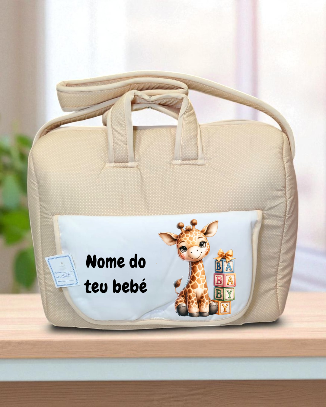 Mala bege para bebé com bolso decorado e texto 'Nome do teu bebé'