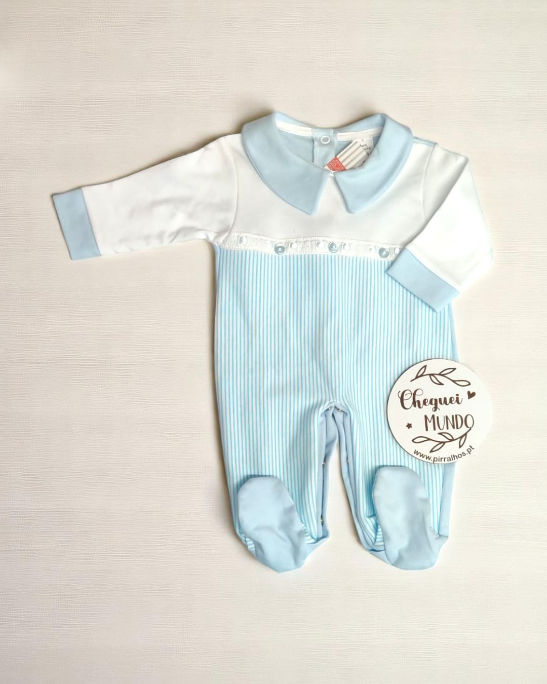 Macacão para bebé azul claro e branco com gola e punhos azul claros