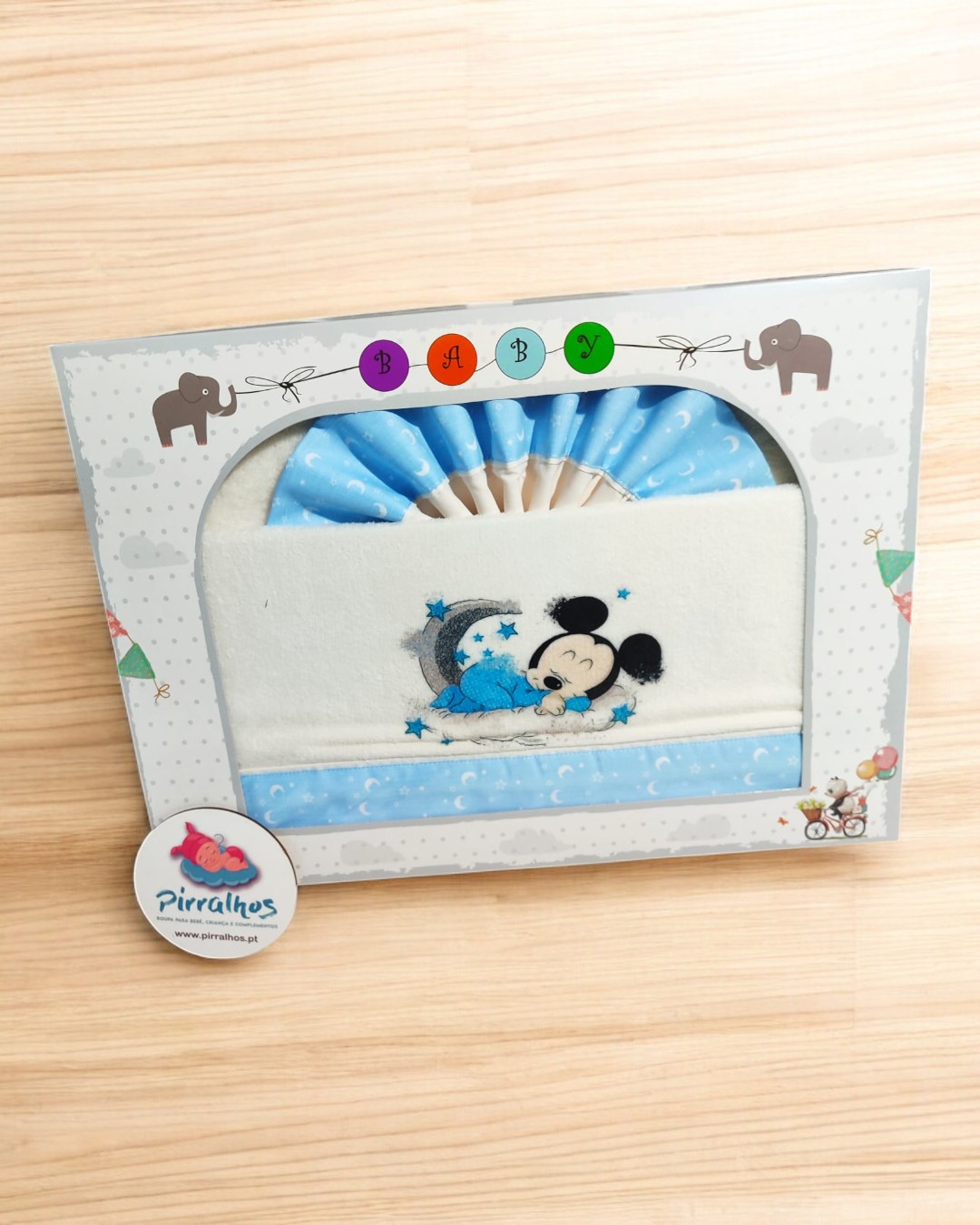 Fralda de bebé bordada com rato a dormir na lua, em embalagem decorada com elefantes e letras coloridas