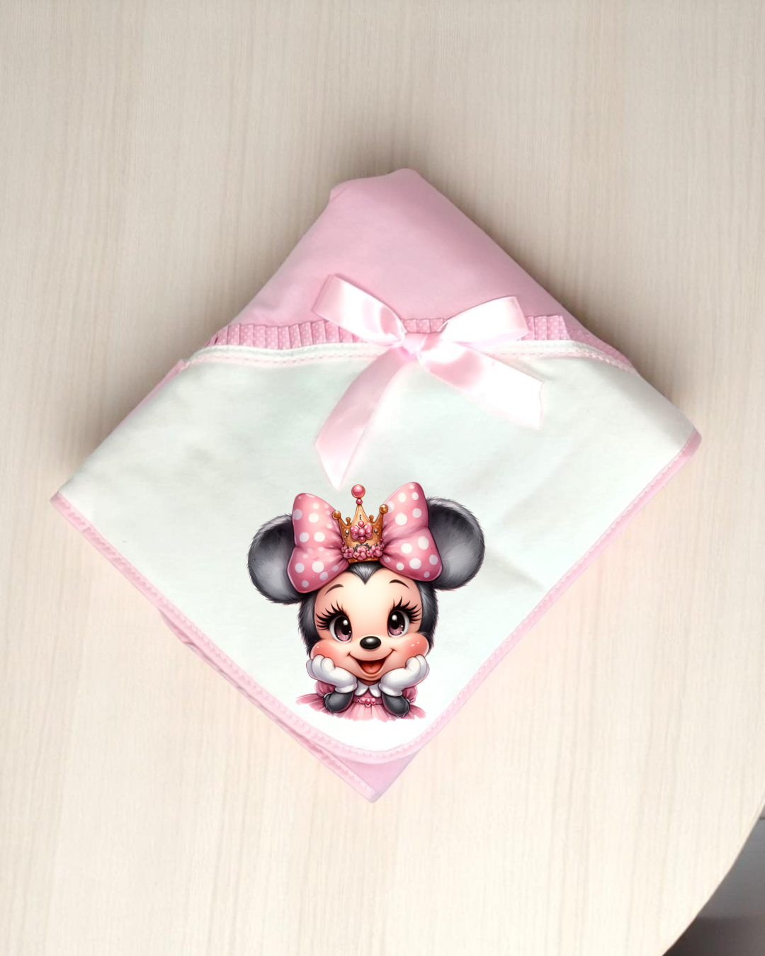 Manta de bebé branca e rosa com laço e estampa de personagem Minnie Mouse com coroa