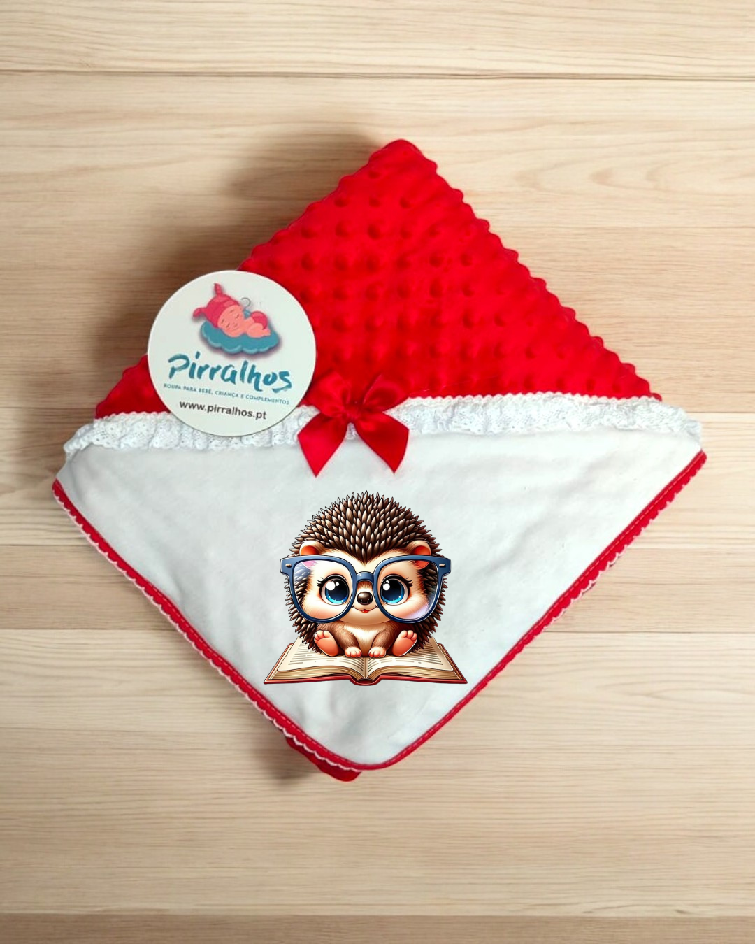 Cobertor de bebé vermelho e branco com ouriço e etiqueta Pirralhos
