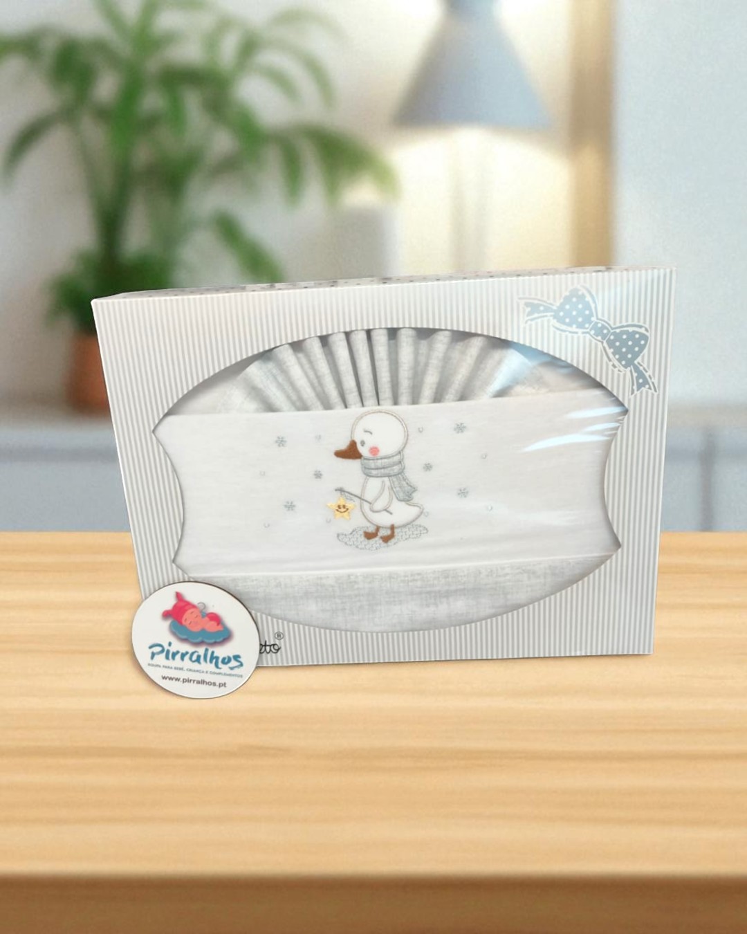 Pacote de fraldas de tecido com desenho de pato e embalagem branca com riscas cinzentas