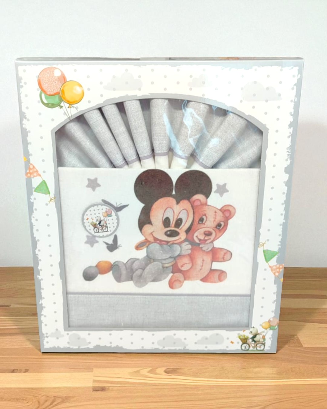 Conjunto de roupa de cama infantil cinzenta com desenho de rato e urso na embalagem