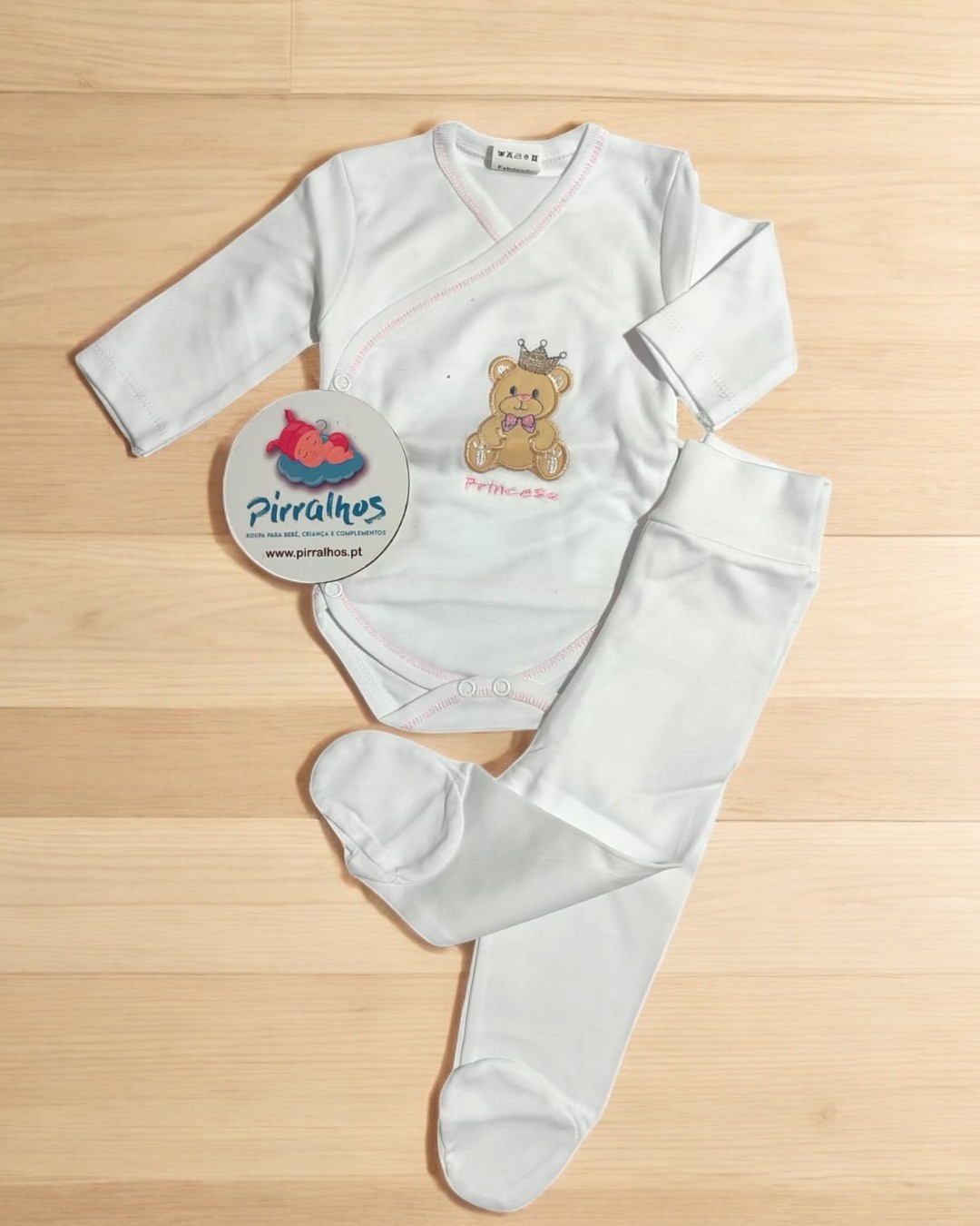 Conjunto de bebé branco com ursinho bordado e etiqueta Pirralhos
