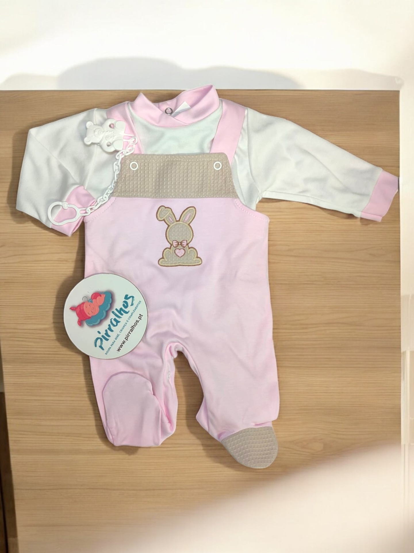 Conjunto de roupa para bebé rosa e branco com macacão e body, com motivo de coelho e brinquedo de peluche