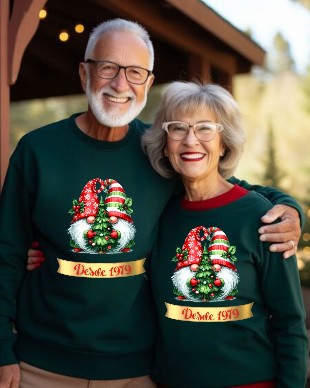 Casal com t-shirts verdes escuras estampadas com gnomo e texto 'Desde 1979'