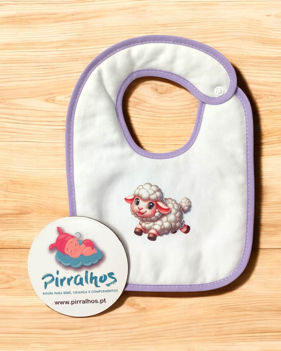 Babete branco com borda lilás e ilustração de ovelha