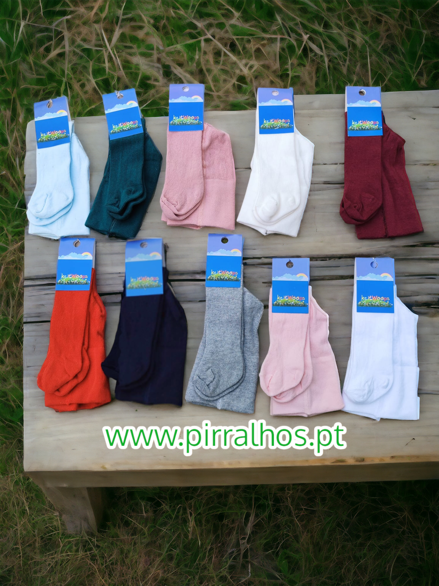 Dez pares de meias coloridas com embalagem azul sobre mesa de madeira, texto www.pirralhos.pt visível