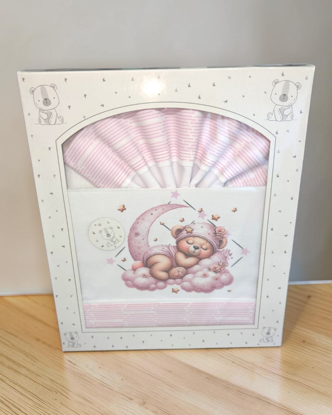 Roupa de bebé branca e rosa com ursinho a dormir numa nuvem na embalagem.