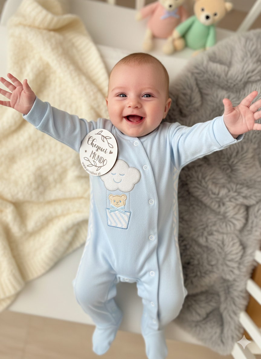 Bebé sorridente com macacão azul claro e peluches ao fundo
