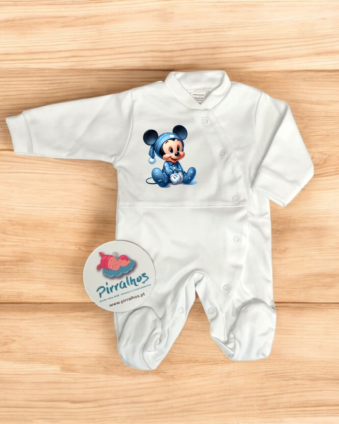 Pijama branco de bebê com estampa de rato azul e etiqueta da marca Pirralhos