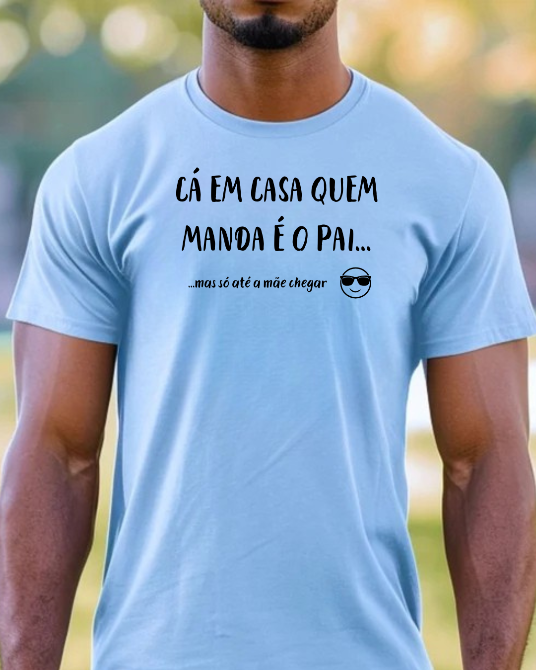 T-shirt azul clara com texto preto e emoji usada por homem