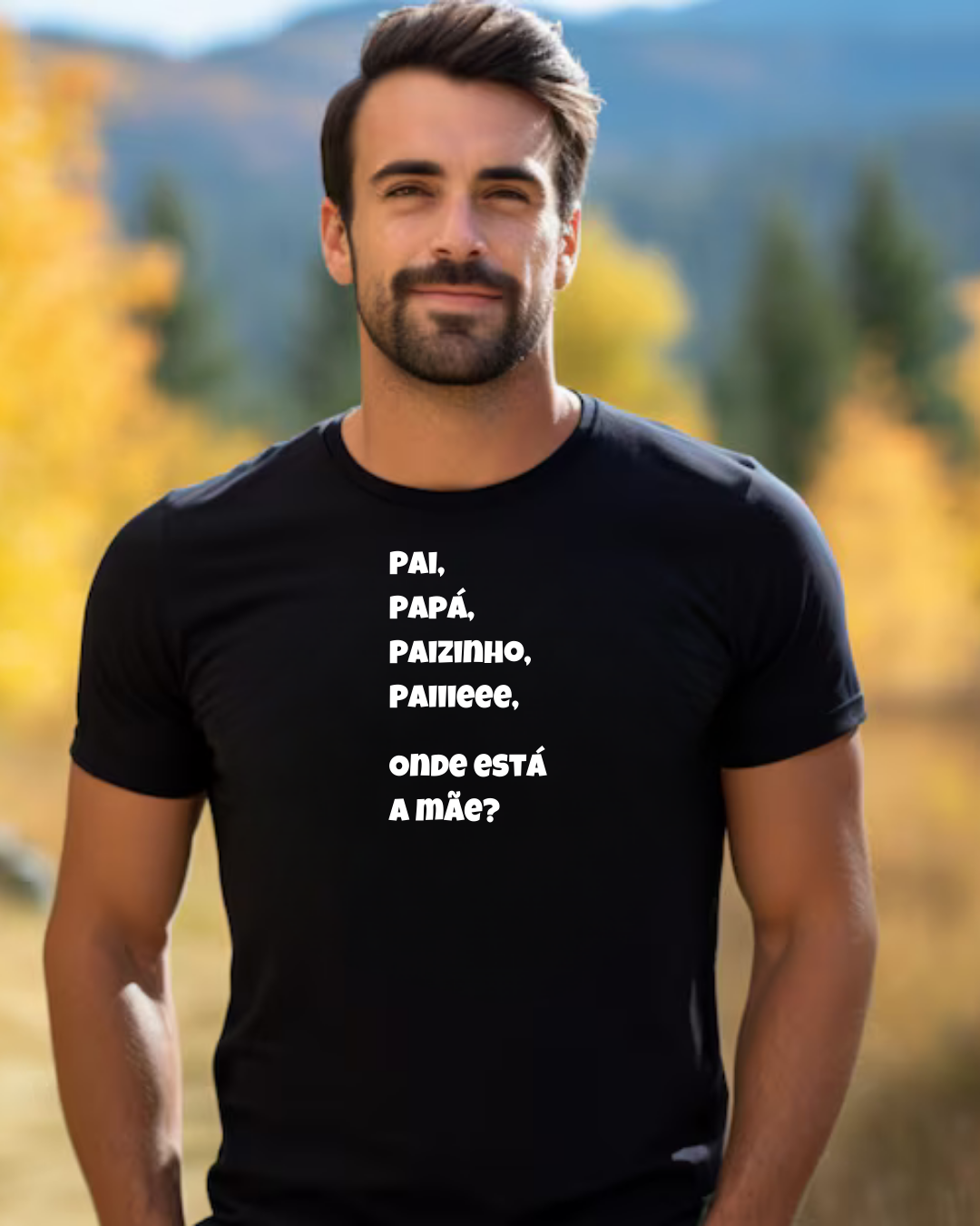 Homem a usar t-shirt preta com texto branco em ambiente natural com árvores ao fundo
