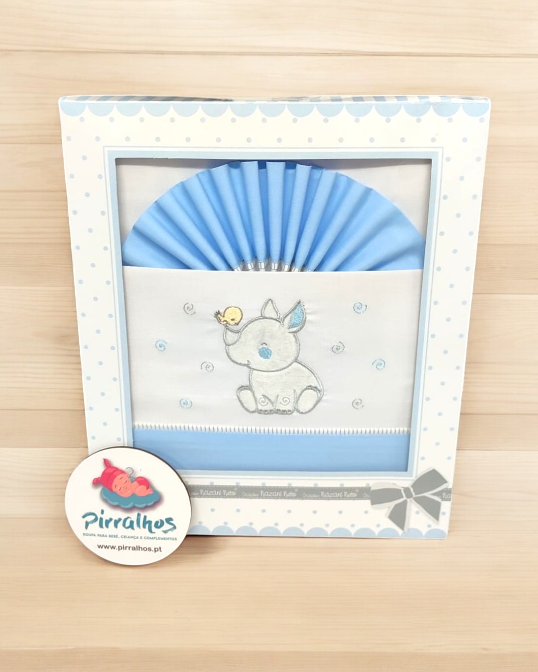 Conjunto para bebé com lençol azul e bordado de elefante numa caixa branca e azul