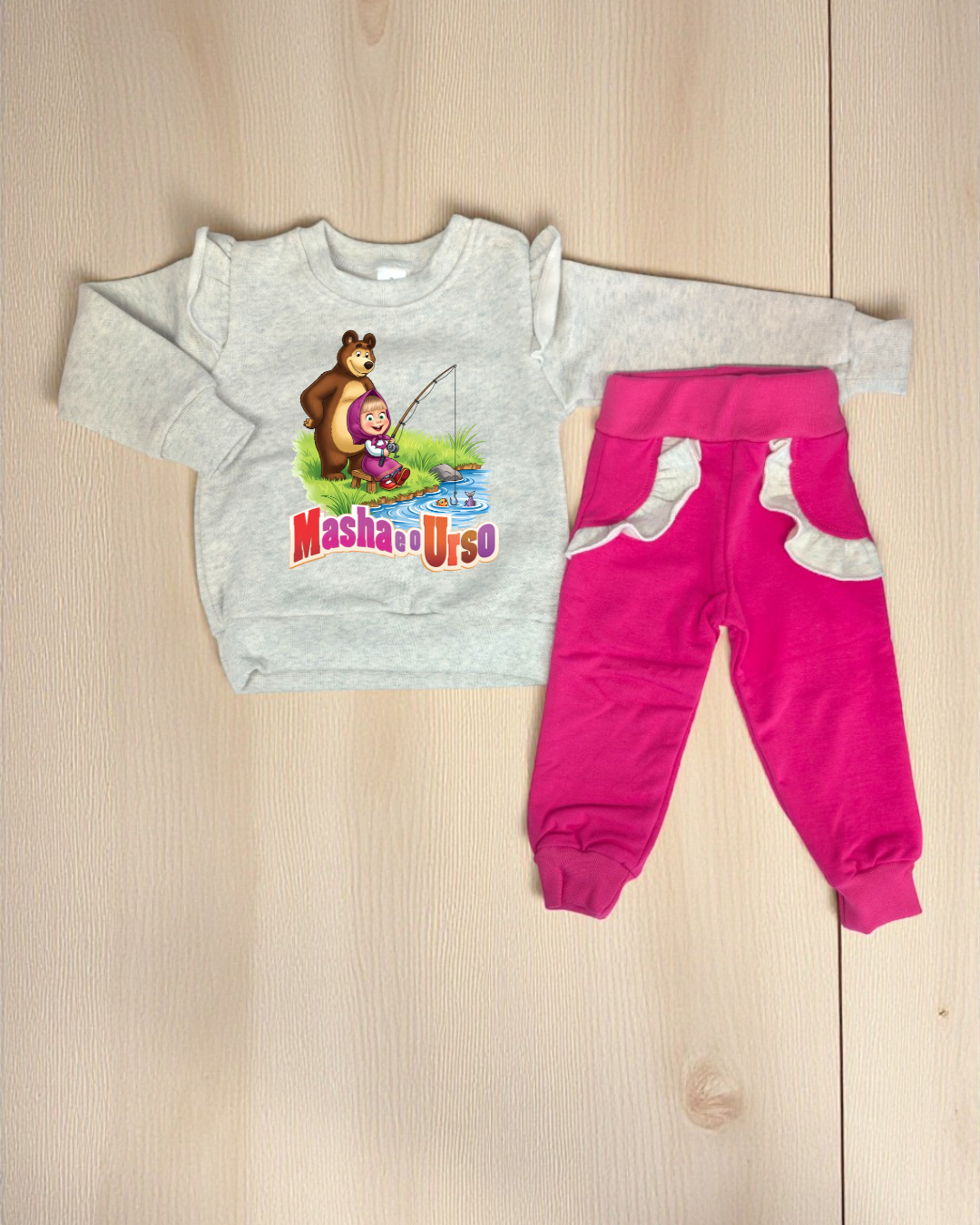 Conjunto infantil de camisola cinza com estampa e calças rosa com bolso