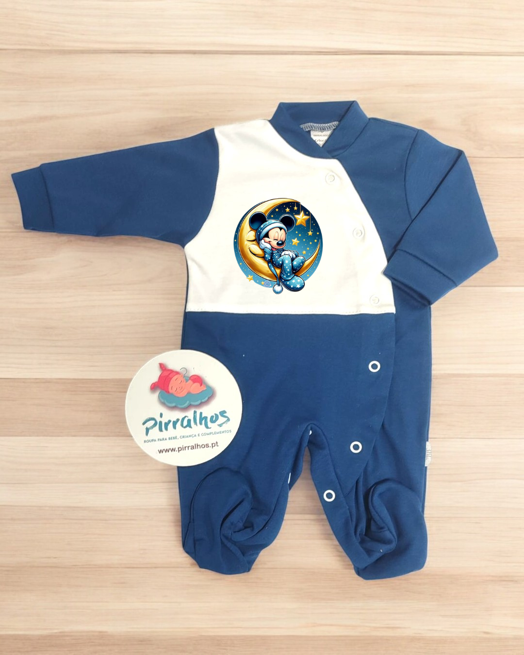 Macacão de bebé azul e branco com desenho de Mickey Mouse astronauta e etiqueta Pirralhus