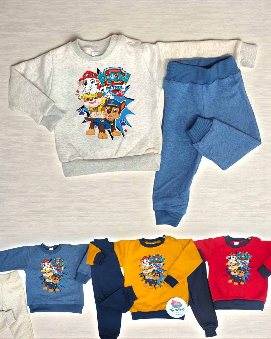 Conjunto roupa infantil com camisola PAW Patrol e calças azuis, amarelas, vermelhas em fundo claro