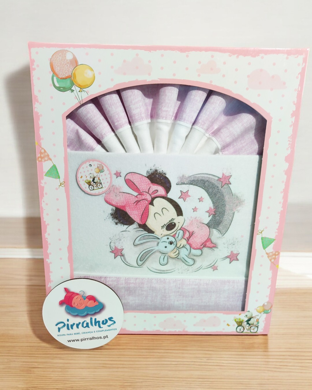 Conjunto de fraldas de pano rosa com estampa da Minnie Mouse e embalagem decorada