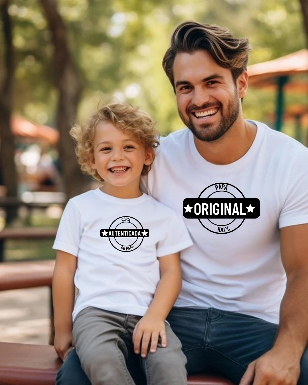 Pai e filho com t-shirts brancas com estampas pretas com texto em círculos no parque.