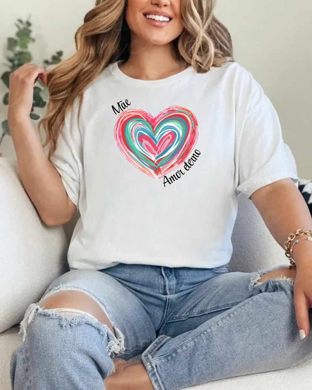 T-shirt branca com coração colorido e texto 'Mãe Amor eterno'