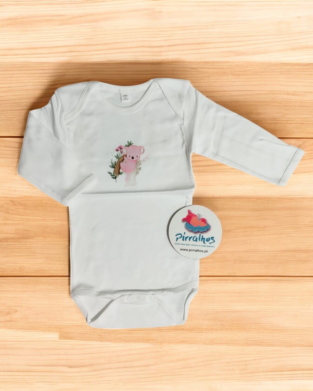 Body branco de bebé com coala estampado e etiqueta Pirralhos