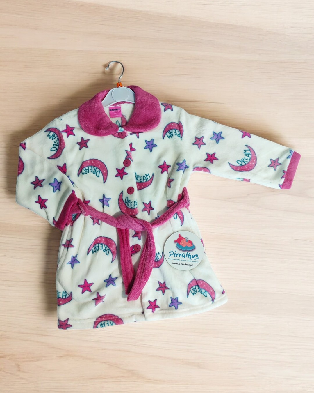 Robe polar branco com padrões de luas e estrelas cor-de-rosa e lilás e gola cor-de-rosa