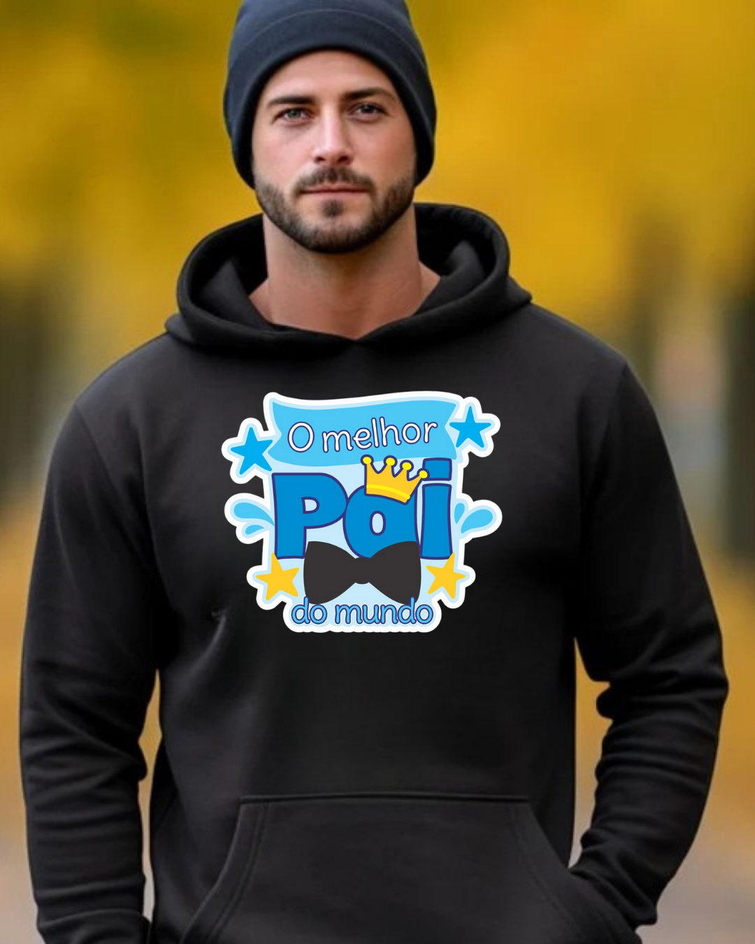 Homem com sweatshirt preta com capuz e estampa colorida 