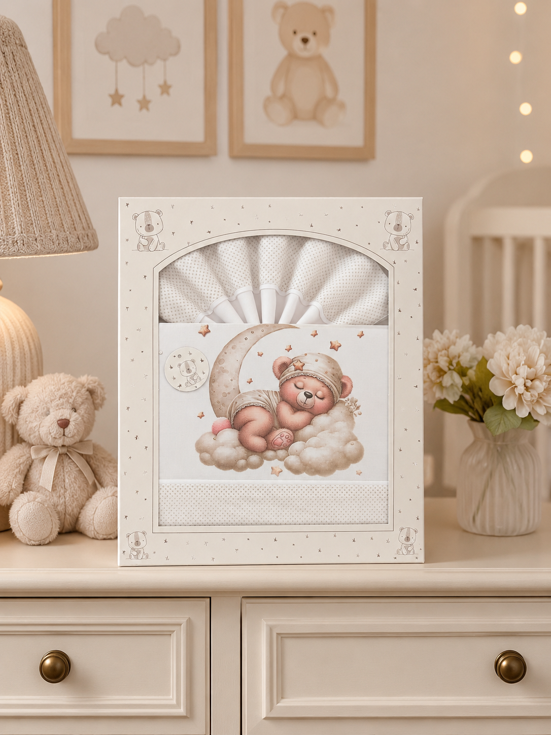 Conjunto de roupa de bebé com urso dormindo em caixa decorativa