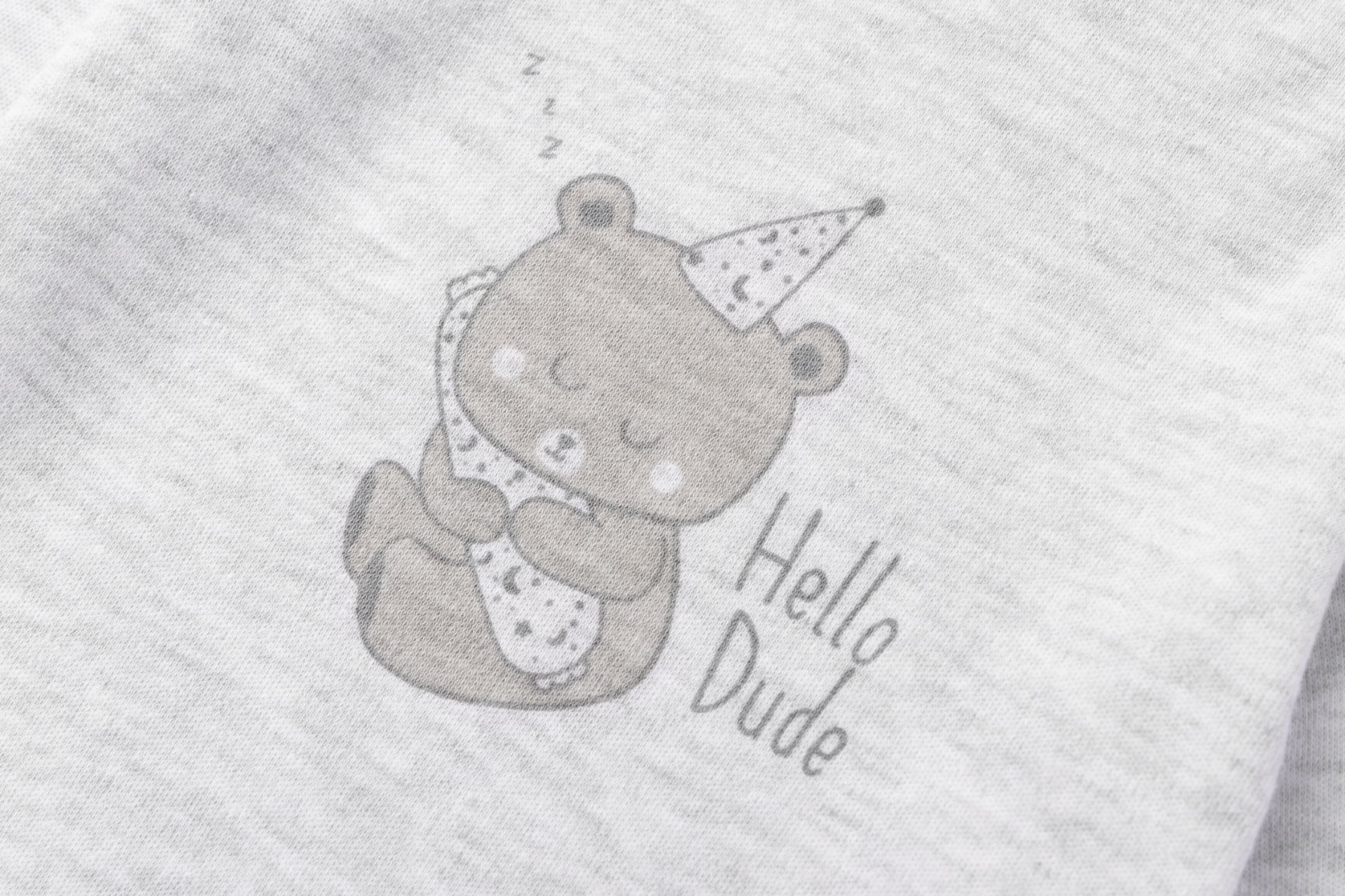 Estampado de urso com chapéu de festa e texto Hello Dude num tecido cinza claro