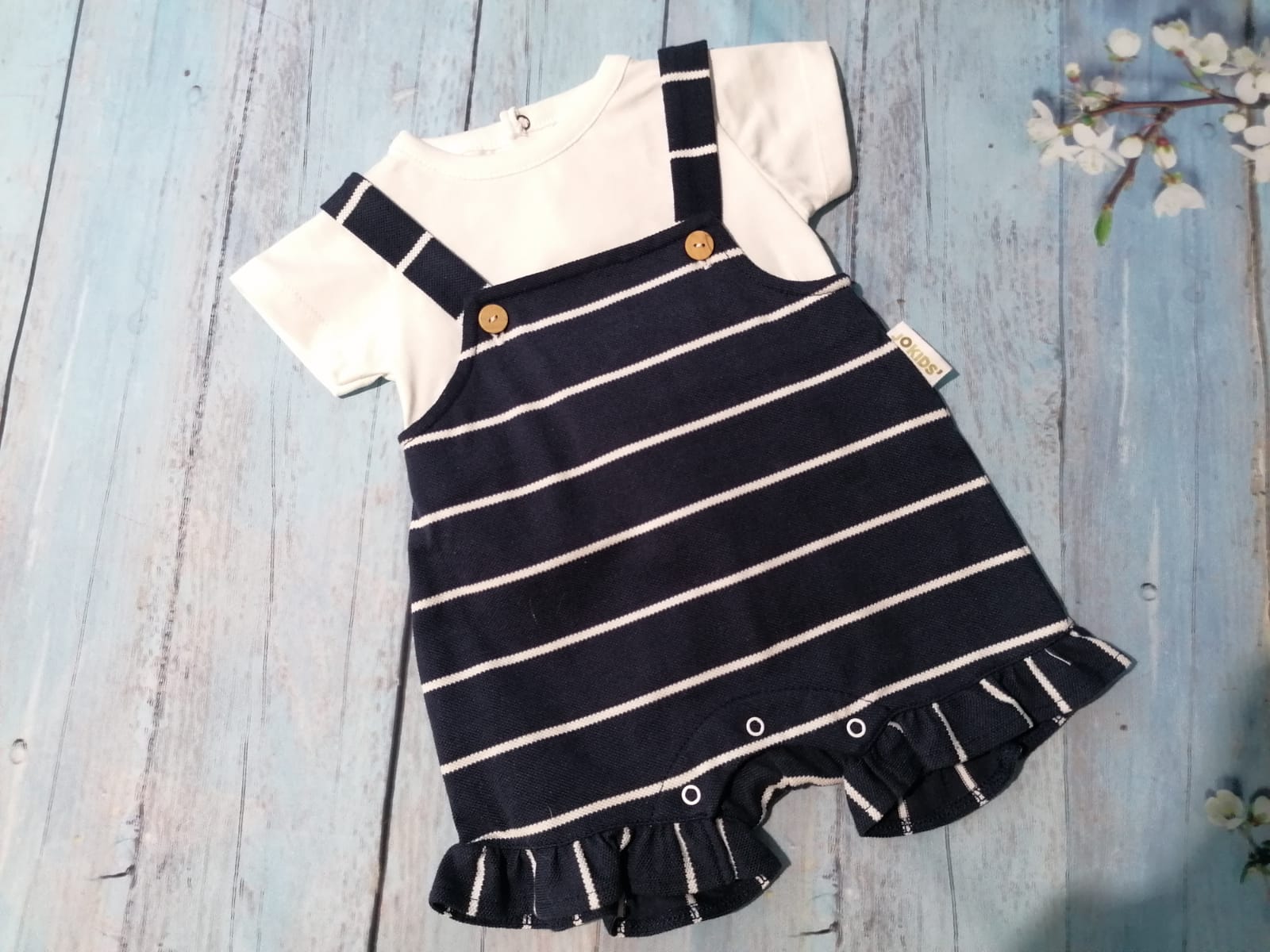 Conjunto de roupa para bebé com body branco e jardineira às riscas azul e branco