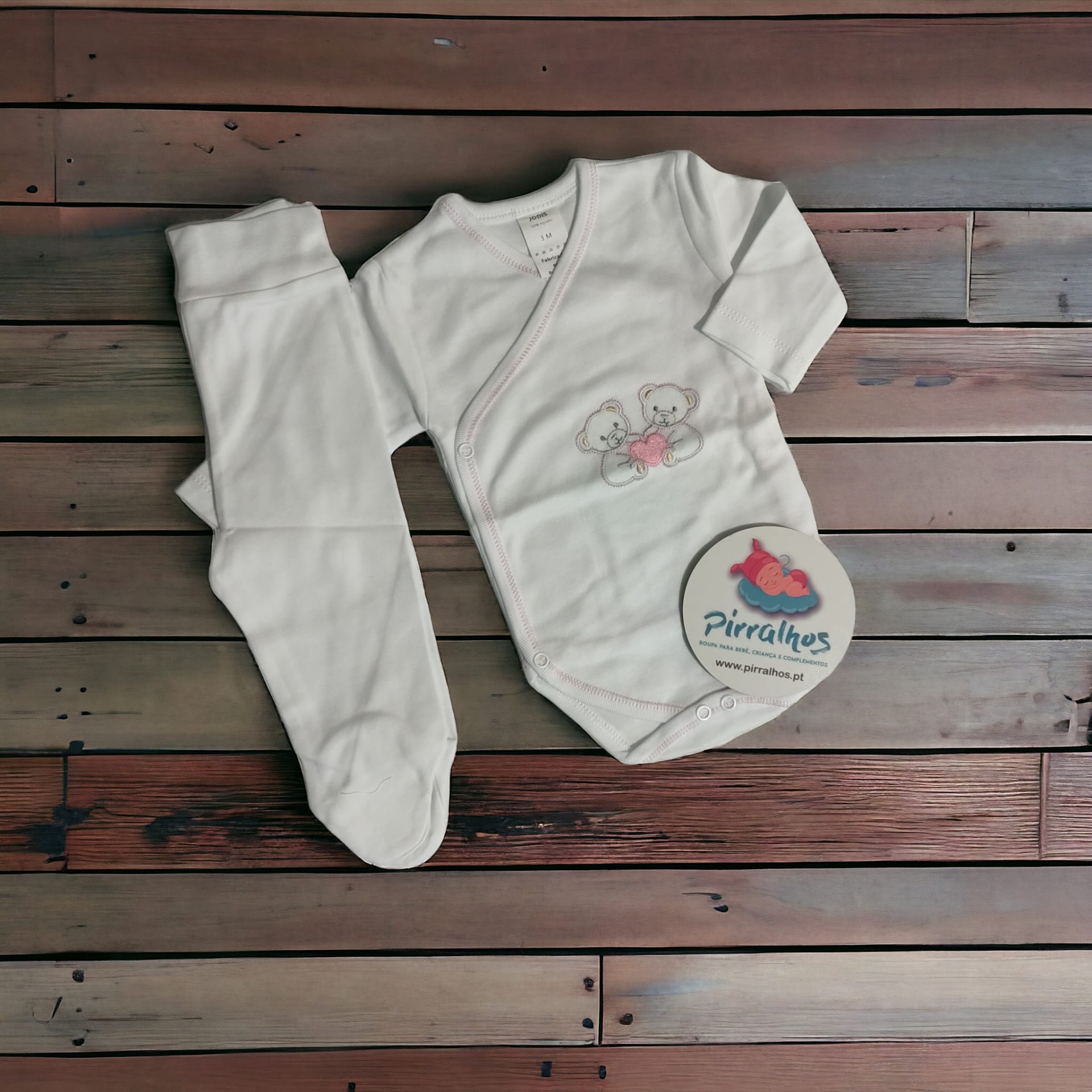 Conjunto de roupa de bebé branco com estampado de ursos, em madeira