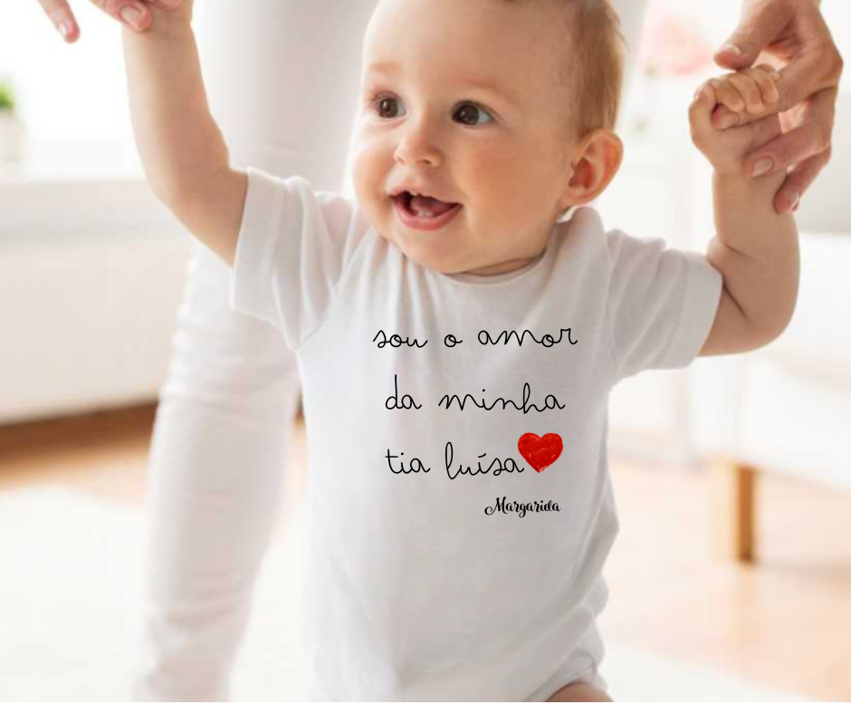 Body branco para bebé com texto amoroso e coração vermelho