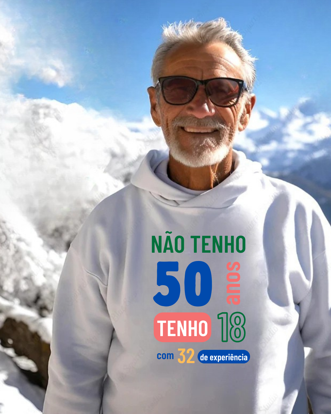 Homem com camisola branca com texto colorido ao ar livre em montanha