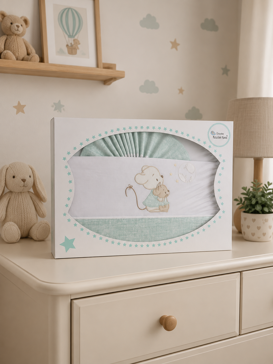 Jogo de cama de bebé verde-água e branco com bordado de ratinhos na embalagem