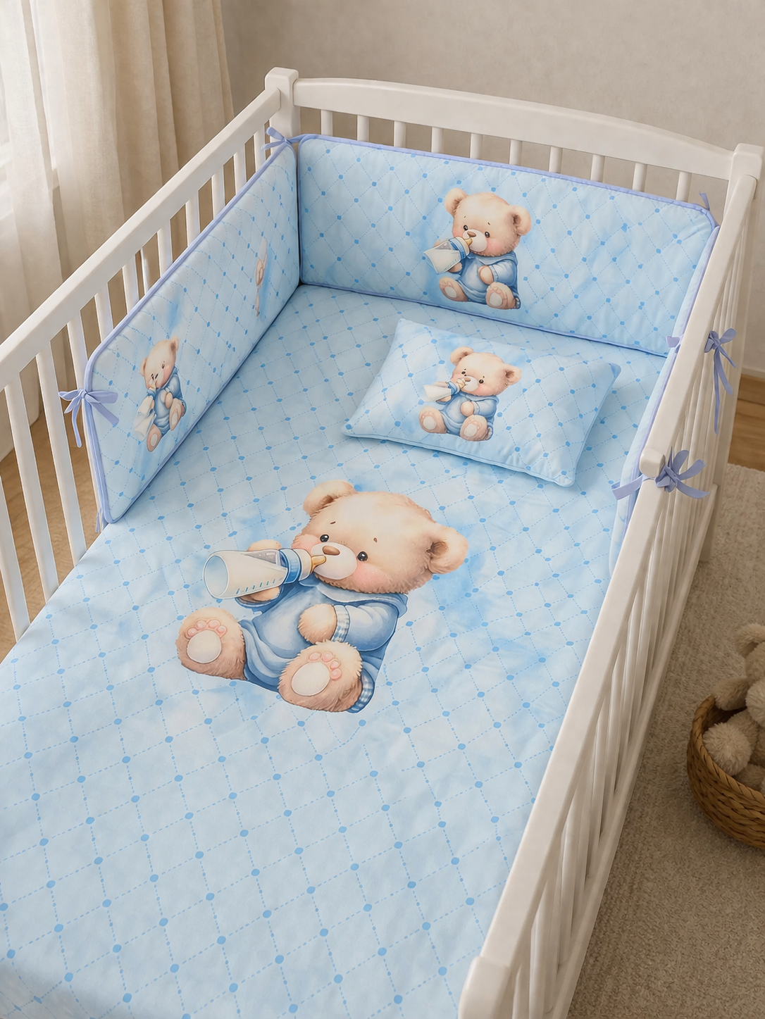 Berço branco com roupa de cama azul claro decorada com ursos a beberem biberão