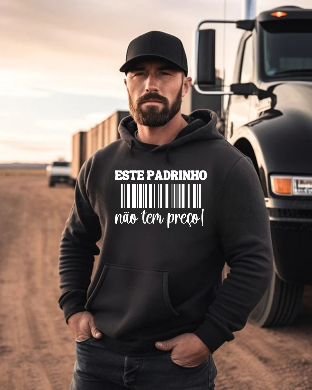 Homem com hoodie preto e boné com texto 'ESTE PADRINHO não tem preço!'