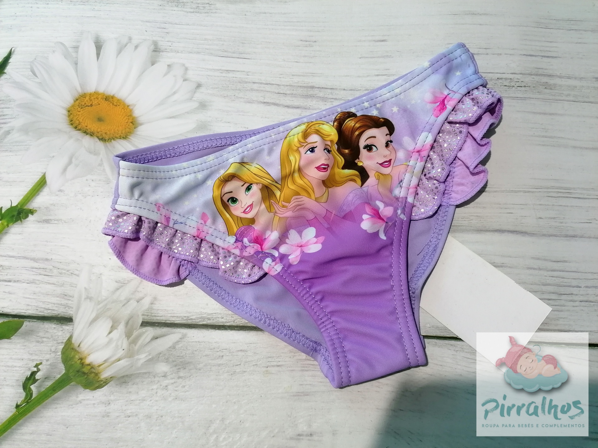 Cuecas infantis lilás com estampa princesas Disney e folhos