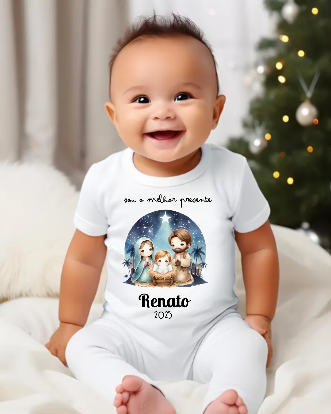 Body branco de bebé com desenho natalício da Natividade e texto personalizado Renato 2025
