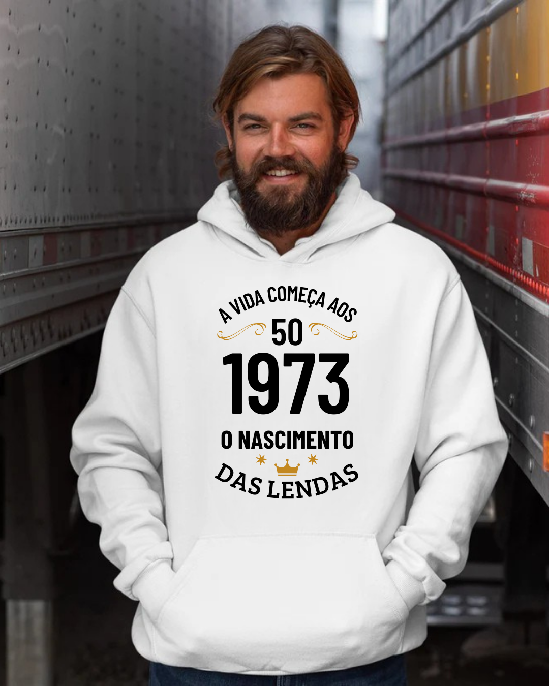Homem a usar sweatshirt branca com texto em português no meio e ao fundo camiões