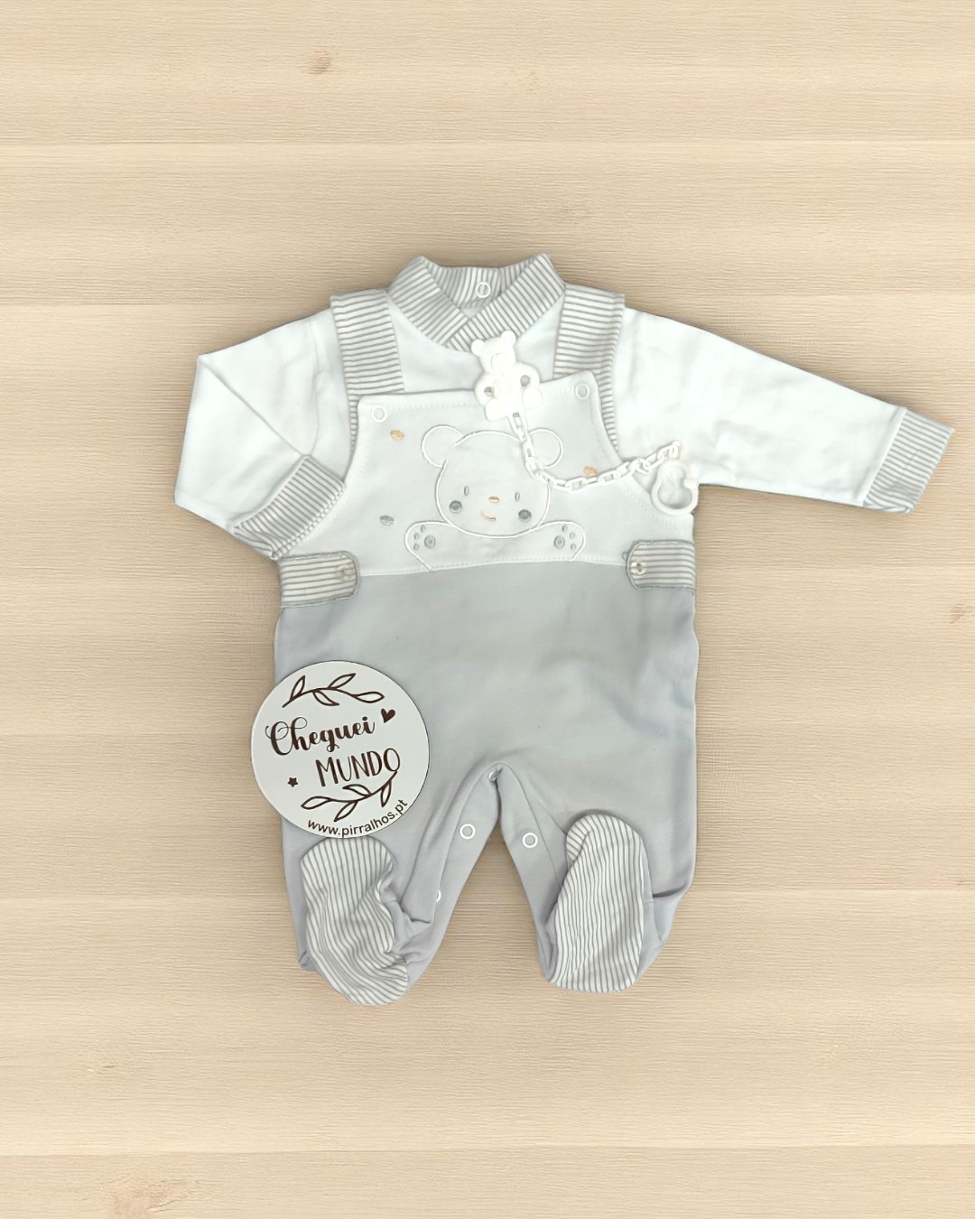 Macacão branco e cinzento para bebé com bordado de urso e etiqueta redonda com texto
