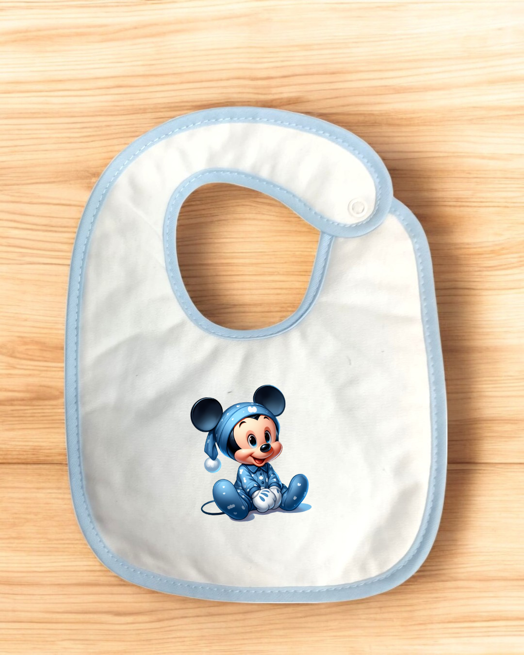 Babete branco com borda azul e imagem bebé Mickey Mouse