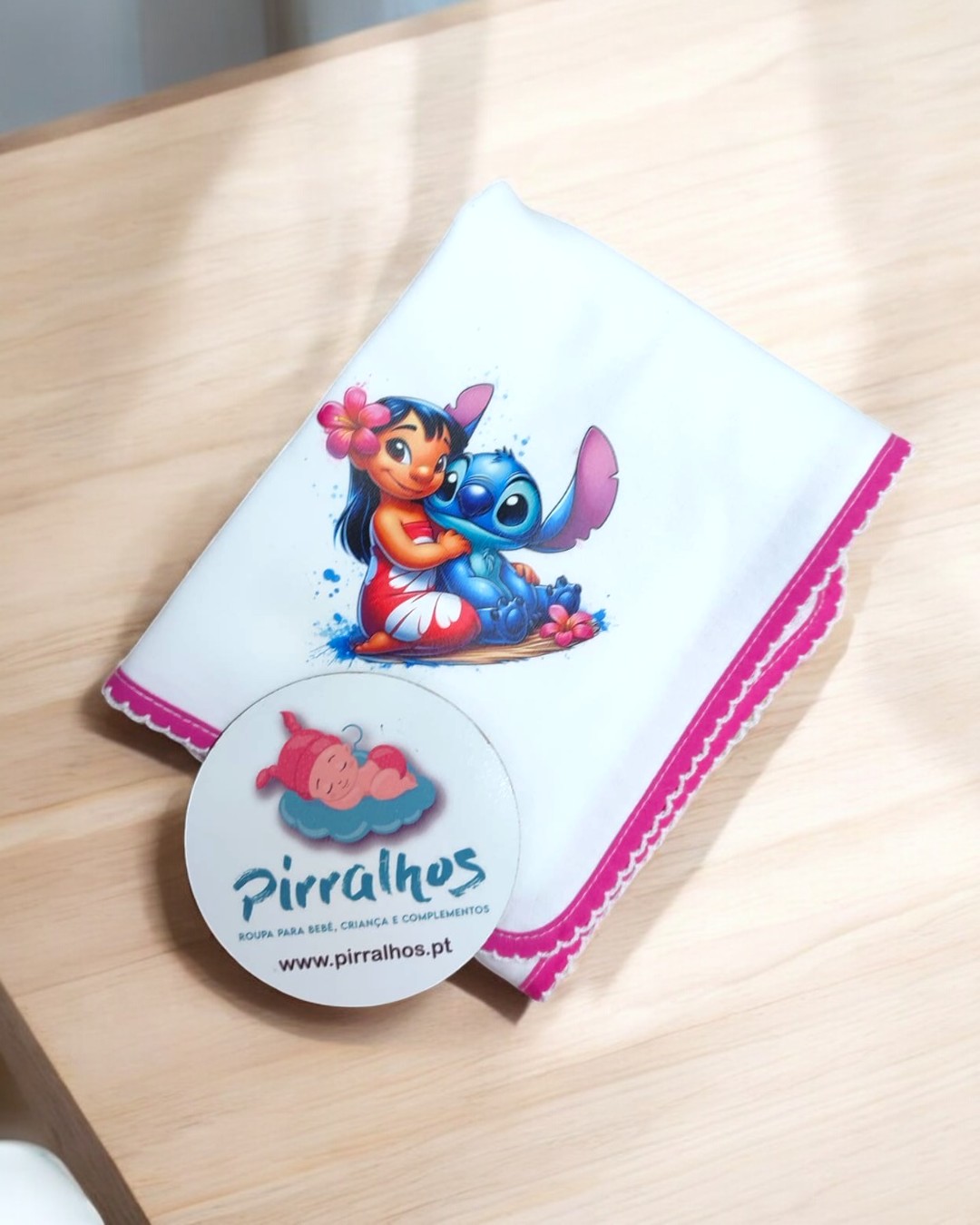 Lenço branco com personagens infantis e etiqueta redonda