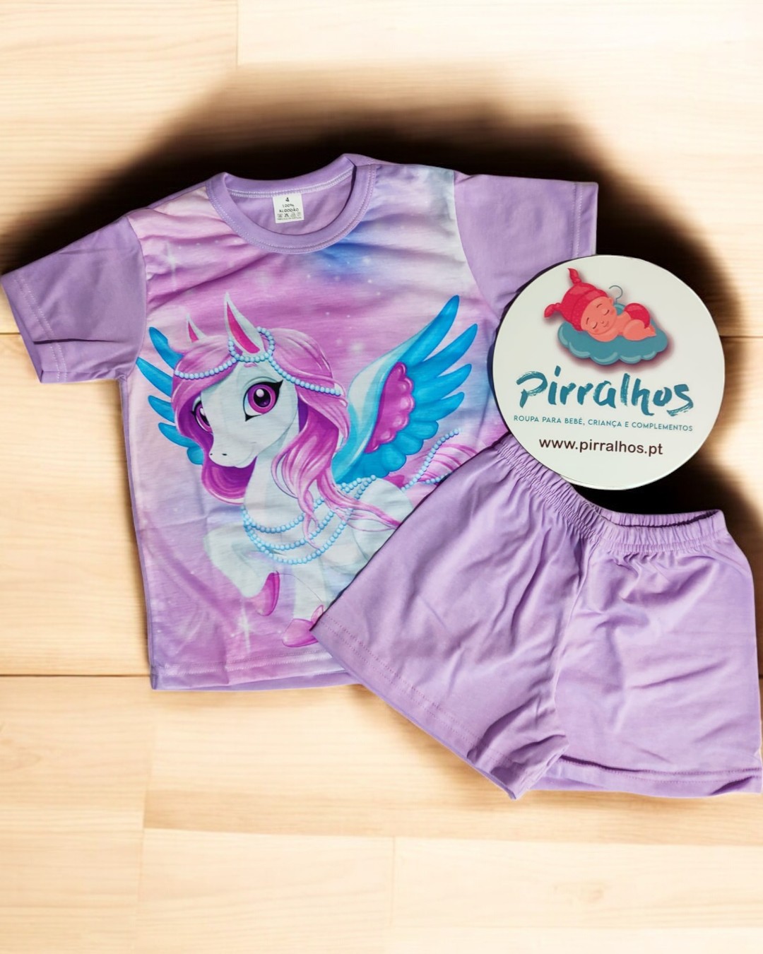 Conjunto pijama infantil lilás com t-shirt de unicórnio e calções lisos