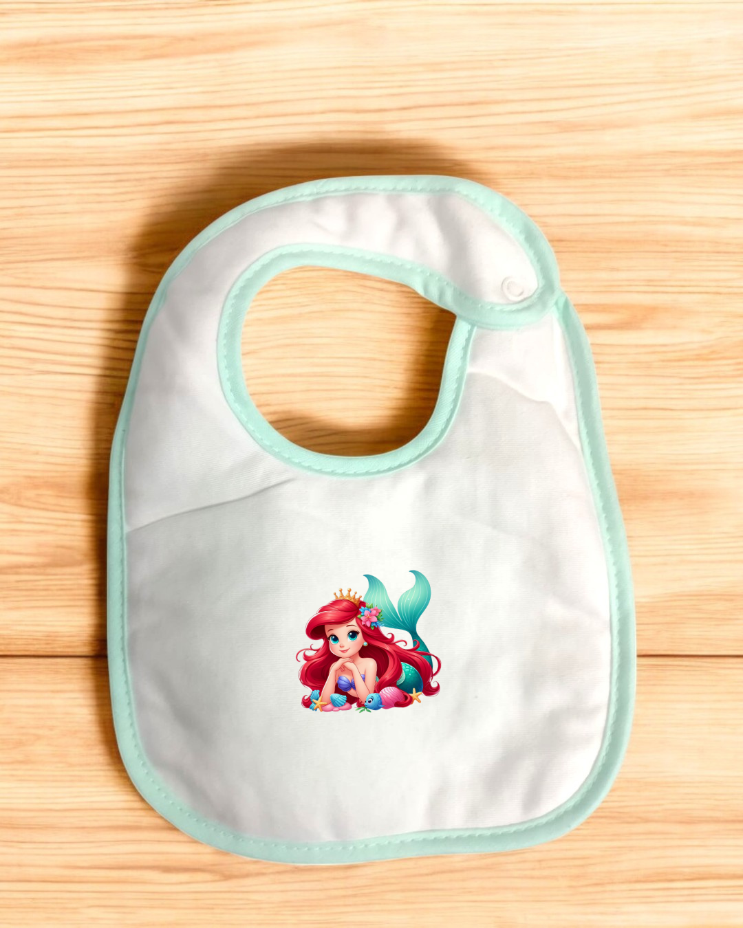 Babete branco com borda mint e imagem de sereia colorida