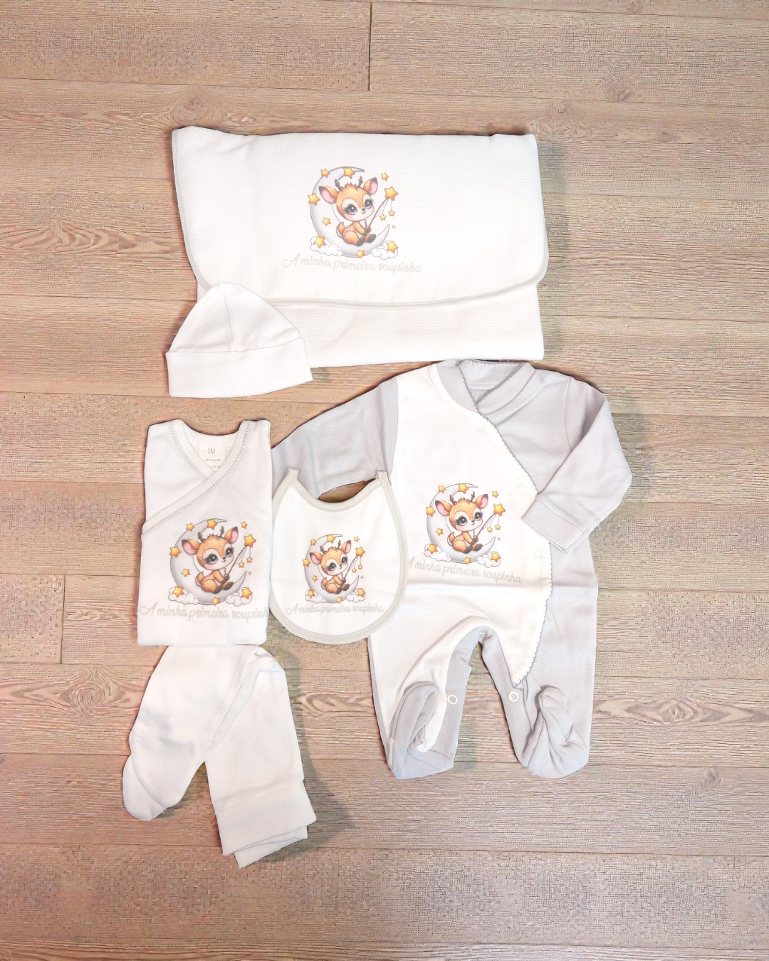 Conjunto de roupa de bebé com veado, lua e estrelas e frase A minha primeira roupinha