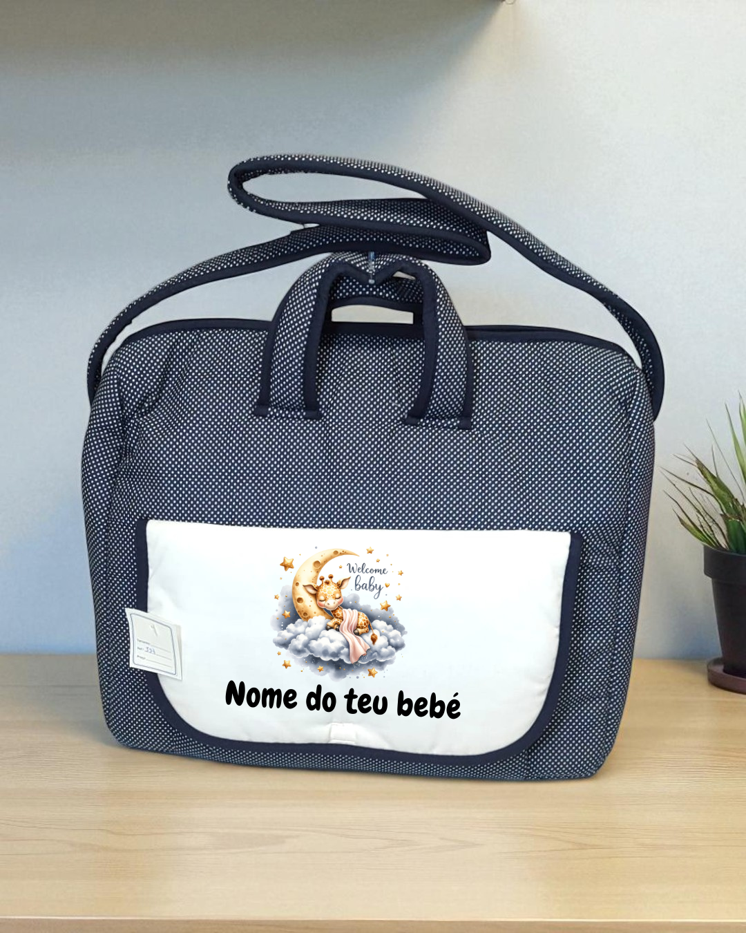 Bolsa de maternidade azul escura com bolso branco e texto 'Nome do teu bebé'