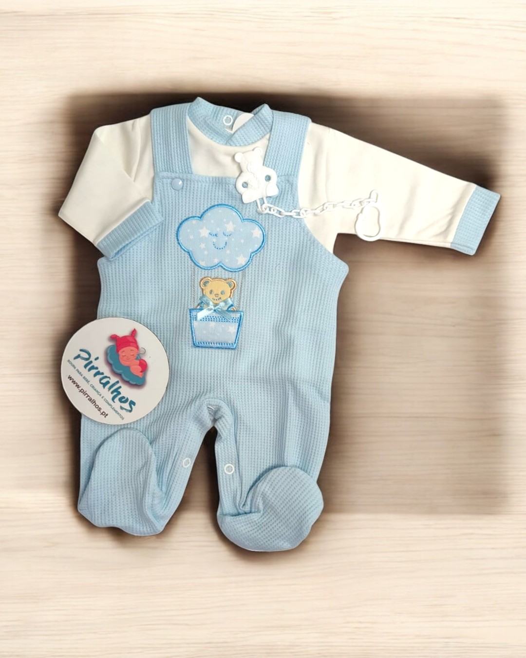 Macacão azul claro para bebé com camisa branca de manga comprida e decoração de nuvem e urso