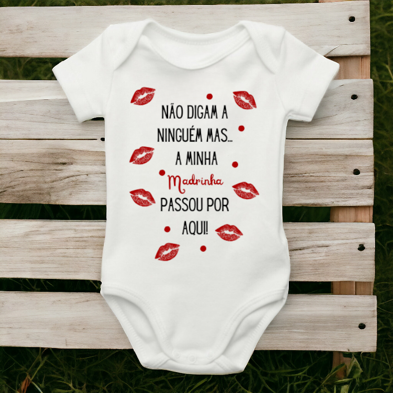 Body de bebé branco com texto e bocas vermelhas estampadas