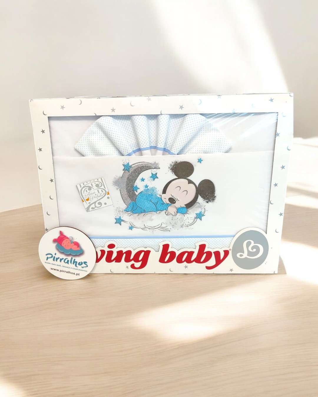 Conjunto de roupa para bebé com estampado do Mickey na embalagem