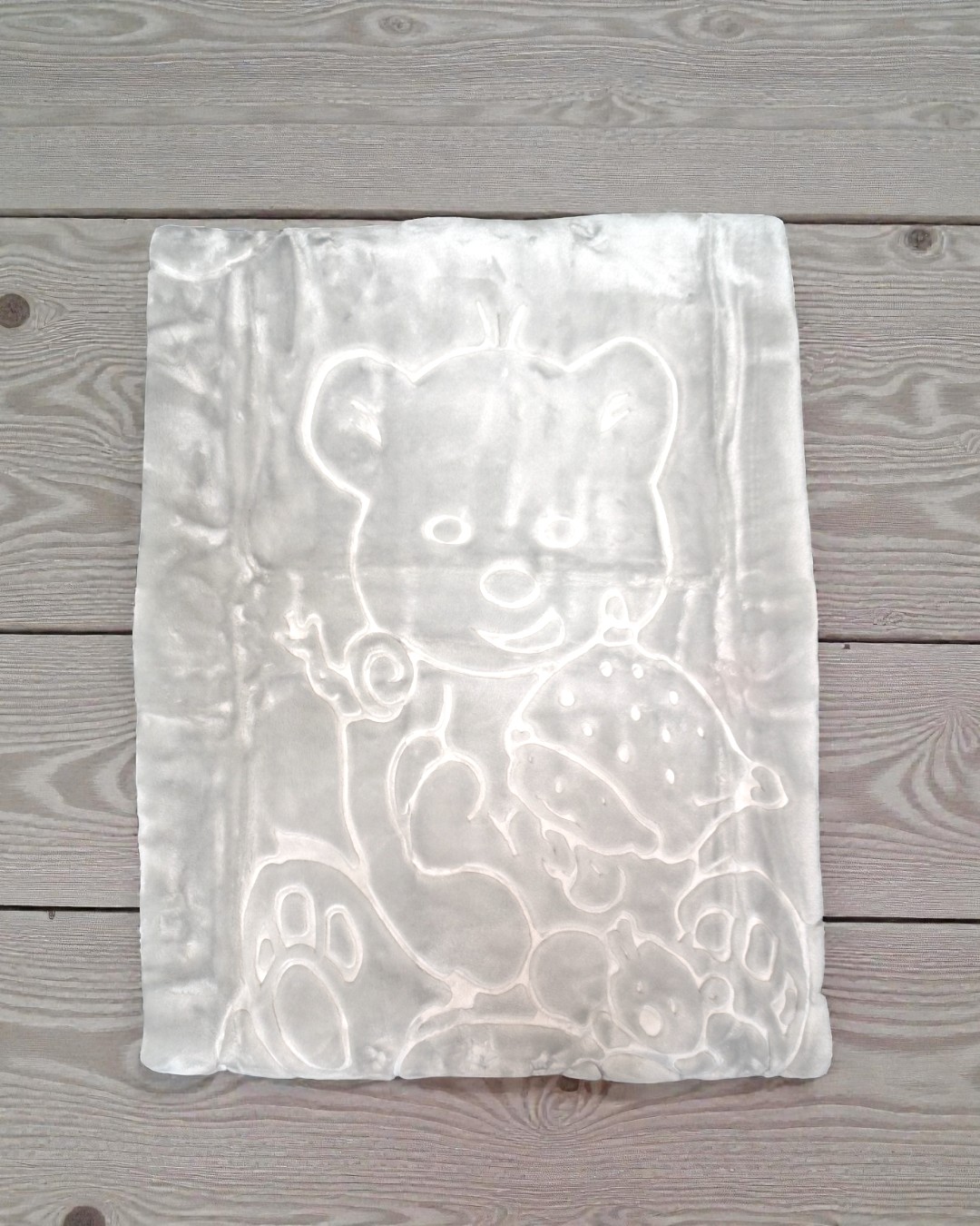 Cobertor branco aveludado com relevo de ursinho e elementos infantis